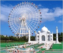 インド・アグラのタージ・マハルと観覧車