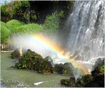 滝と虹